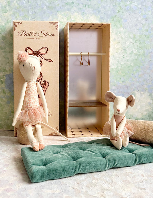 Dancing Cat & Mouse in Shoebox - 2019