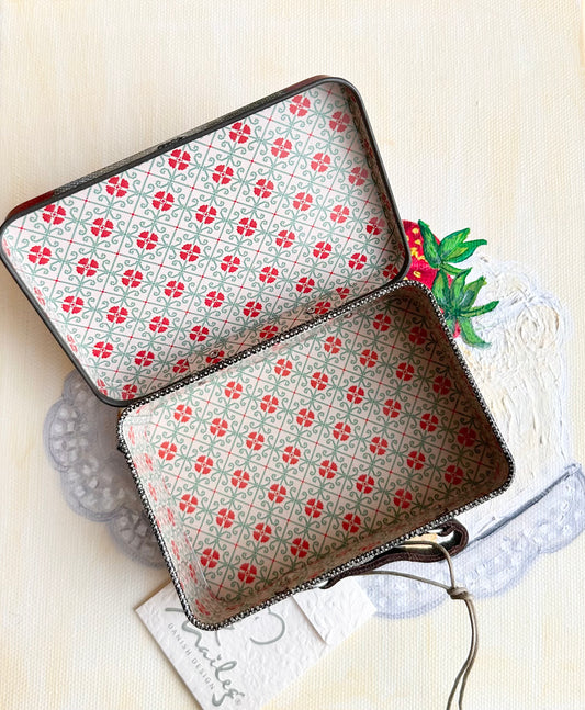 Suitcase/tin - Travel