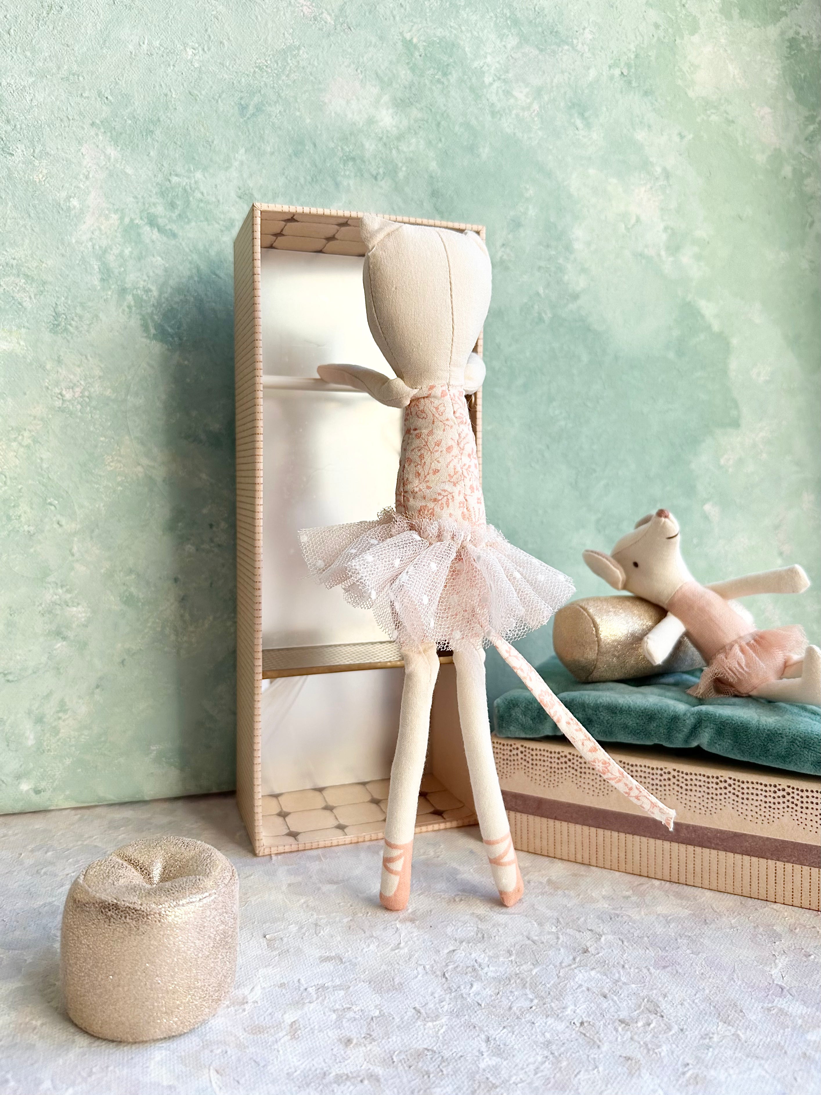 Dancing Cat & Mouse in Shoebox - 2018