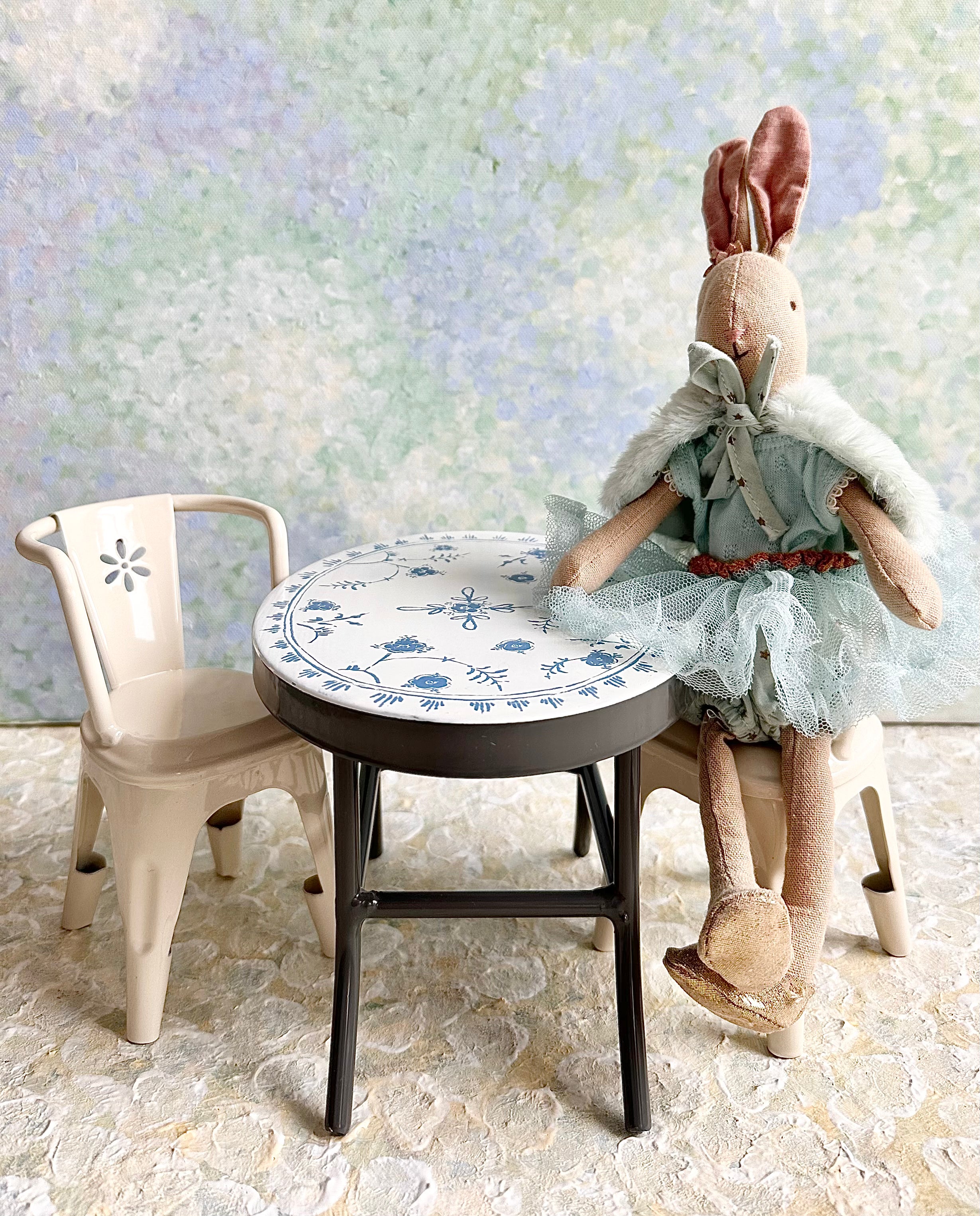 Café Table with Chairs - 2014