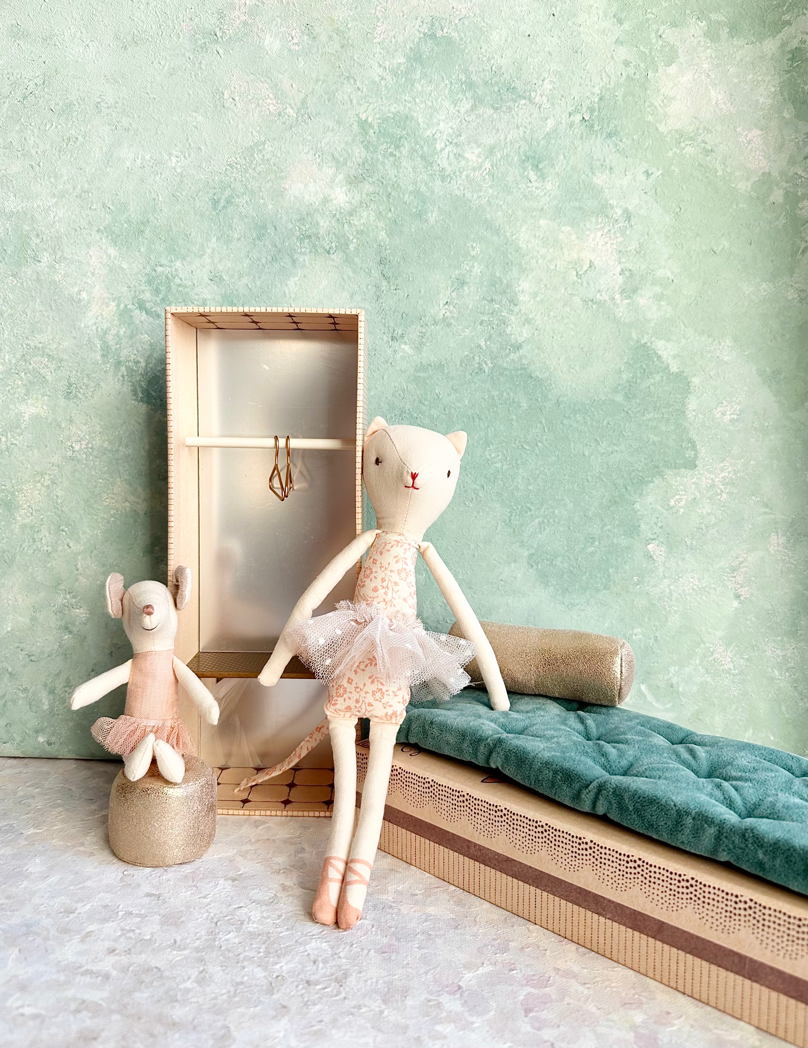 Dancing Cat & Mouse in Shoebox - 2018