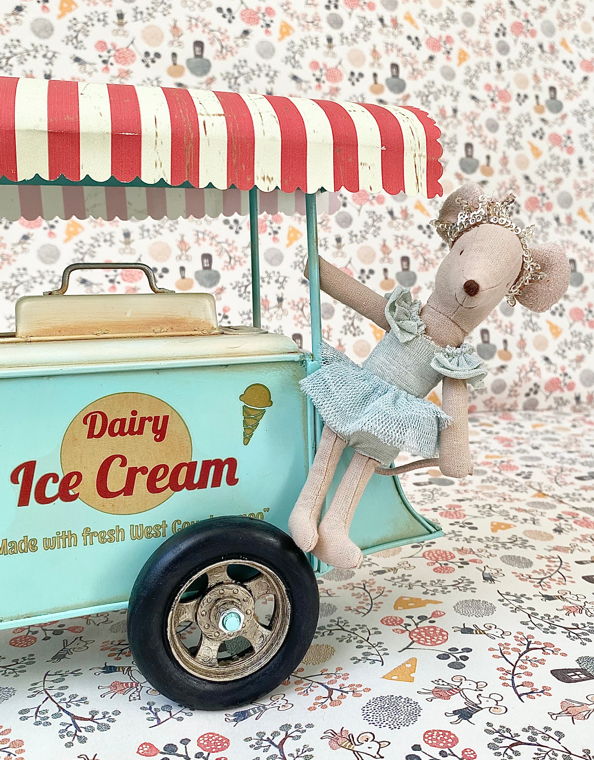 Miniature Vintage Ice Cream Truck