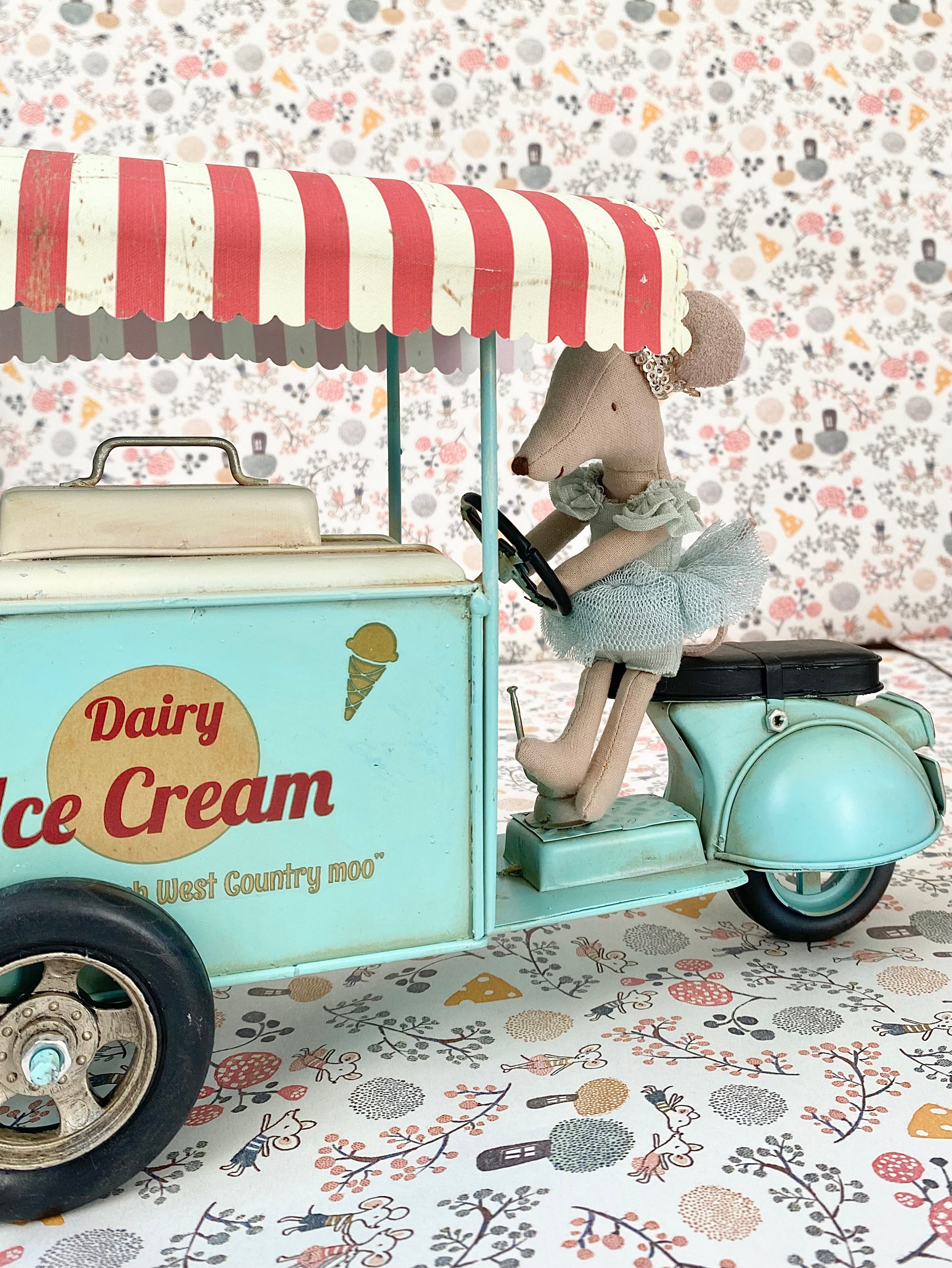 Miniature Vintage Ice Cream Truck