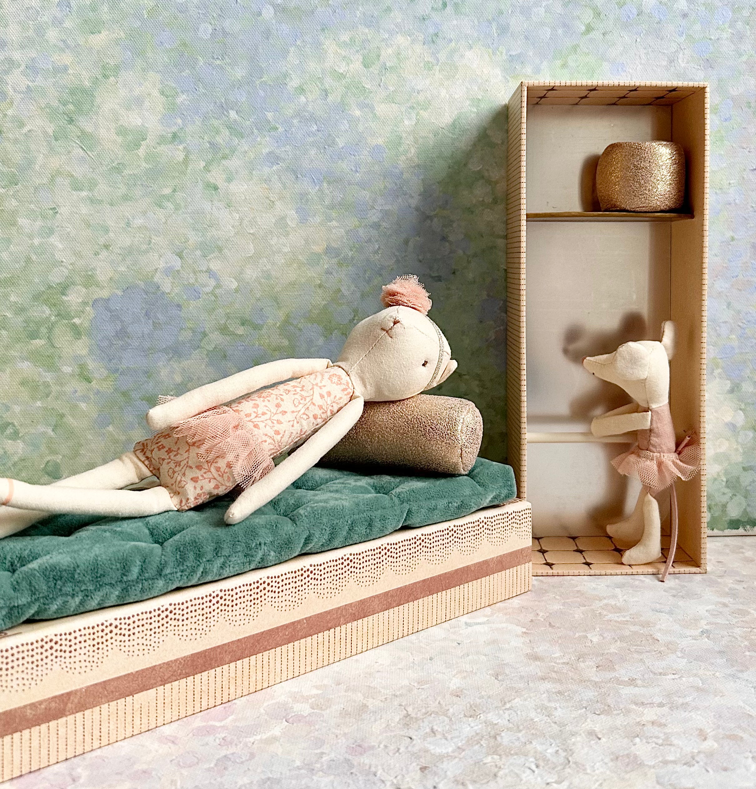 Dancing Cat & Mouse in Shoebox - 2019