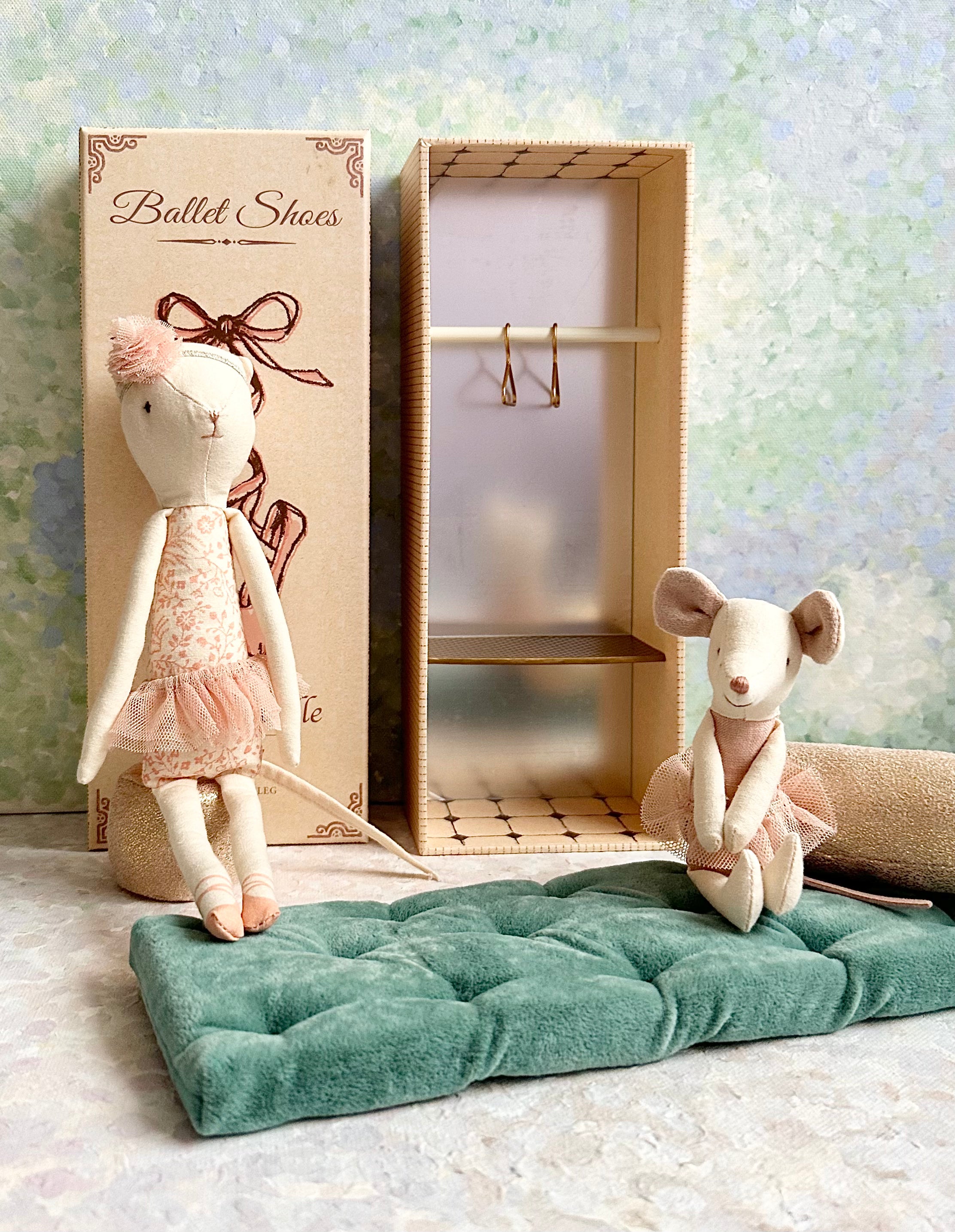 Dancing Cat & Mouse in Shoebox - 2019