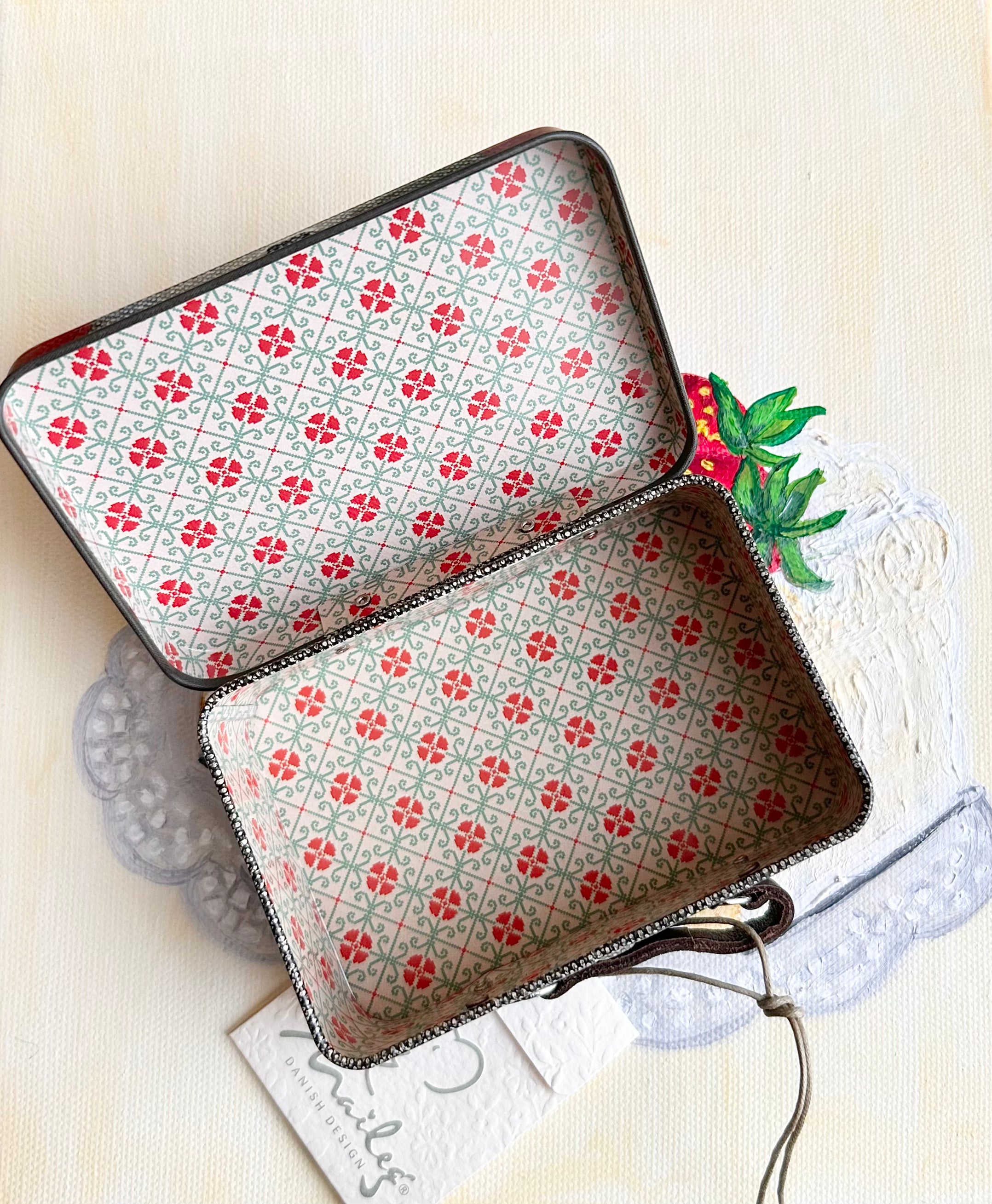 Suitcase/tin - Travel