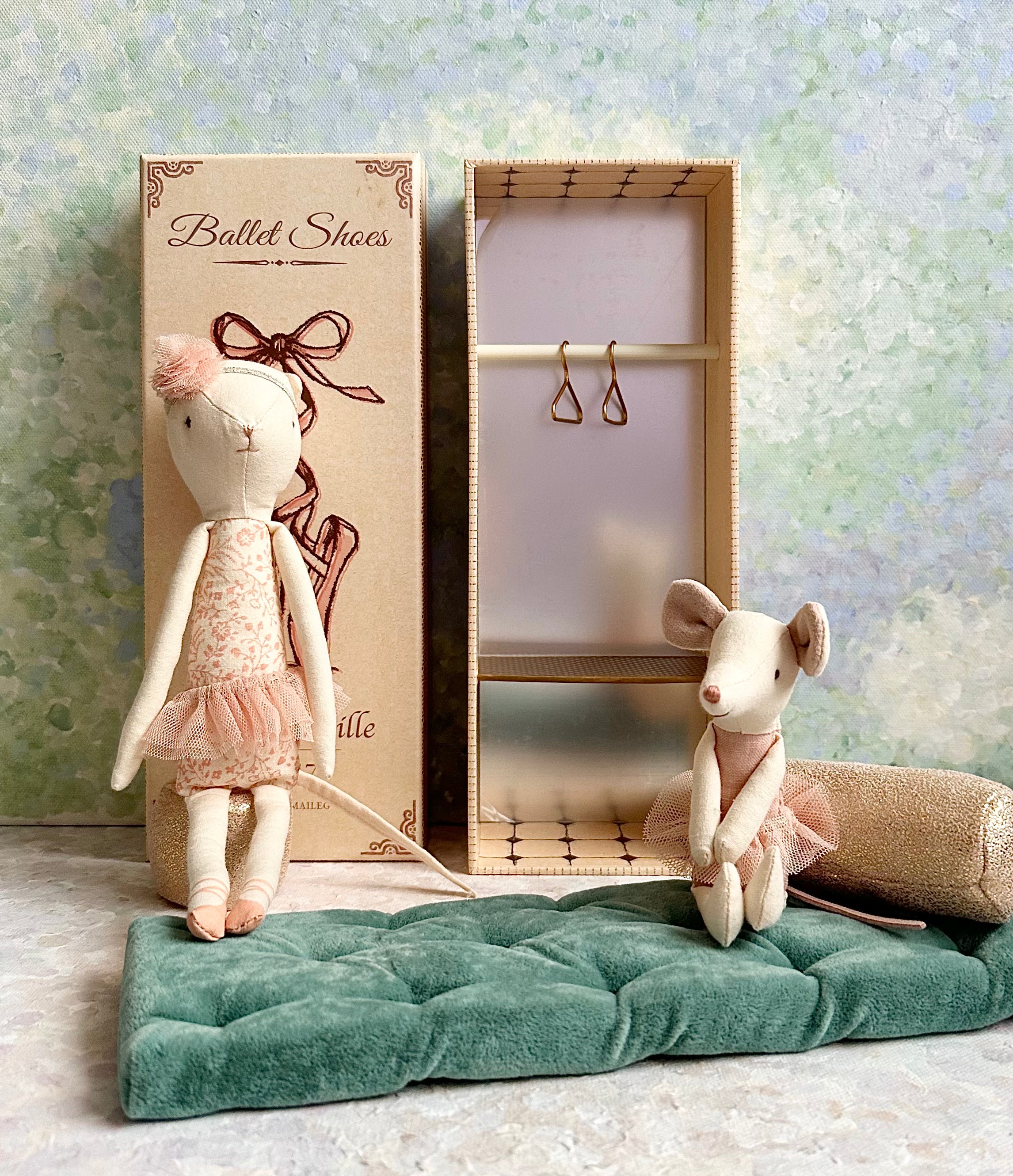 Dancing Cat & Mouse in Shoebox - 2019