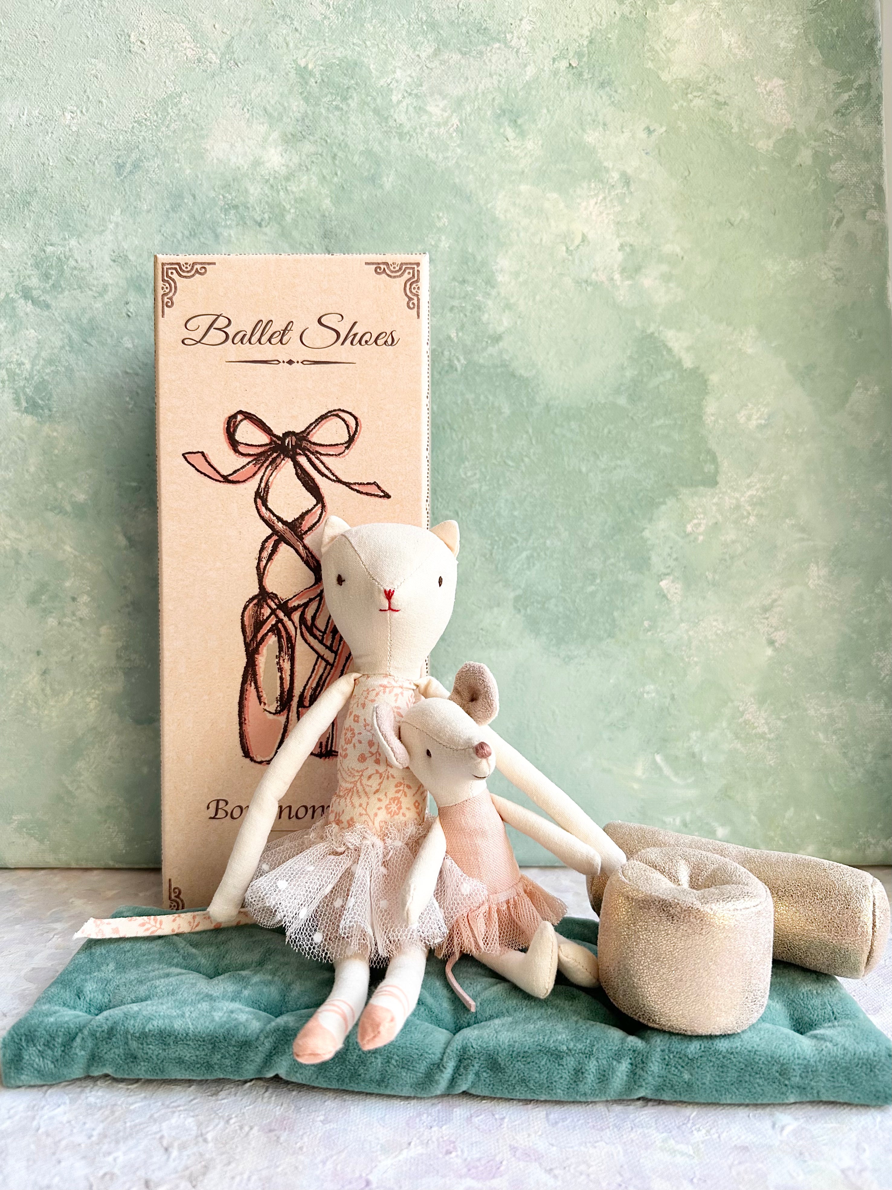 Dancing Cat & Mouse in Shoebox - 2018